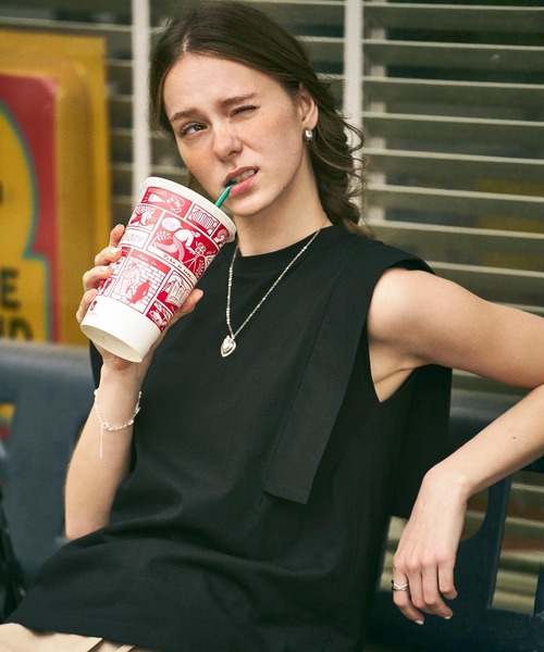 MILKFED.(ミルクフェド)の「BOXY SLEEVELESS TOP(Tシャツ/カットソー・レディース・オートミール/ブラウン/ブラック・ONE SIZE)」の2枚目の写真