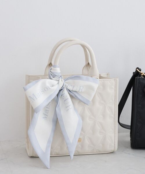 Maison de FLEUR(メゾンドフルール)の「スカーフ付きリボンキルティング2Wayスクエアトート(ハンドバッグ・レディース・ブラック/アイボリー/ピンク・FREE)」の1枚目の写真