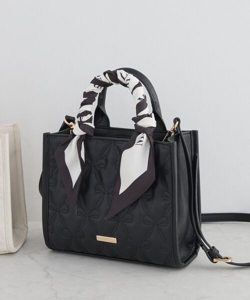 Maison de FLEUR(メゾンドフルール)の「スカーフ付きリボンキルティング2Wayスクエアトート(ハンドバッグ・レディース・ブラック/アイボリー/ピンク・FREE)」の2枚目の写真