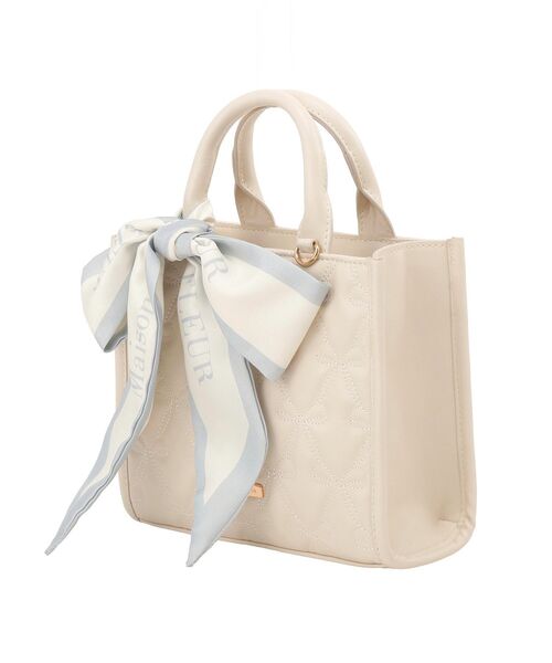 Maison de FLEUR(メゾンドフルール)の「スカーフ付きリボンキルティング2Wayスクエアトート(ハンドバッグ・レディース・ブラック/アイボリー/ピンク・FREE)」の7枚目の写真