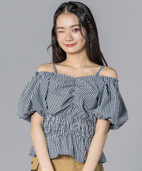 ZIDDY（ジディ）の「2WAYオフショルダーシャーリングトップスブラウス(130~160cm)（シャツ/ブラウス・キッズ・ブラック/ブラック系その他・FREE/140cm/130cm/150cm）」の2枚目の写真