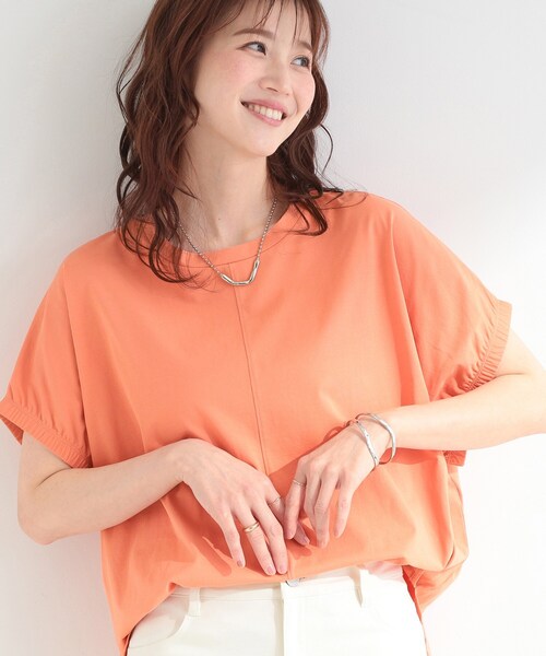 SHOO・LA・RUE(シューラルー)の「【ひんやり/洗濯機可】シンプルにこなれて見せる お袖ギャザードルマンTシャツ(Tシャツ/カットソー・レディース・ライトベージュ/オレンジ/ホワイト系5/チャコールグレー・00)」の4枚目の写真