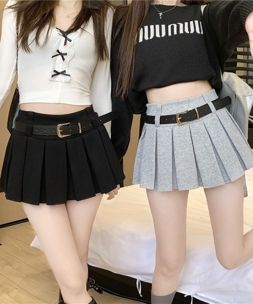 Lips(リップス)の「美脚見え×安心設計◎プリーツミニスカート風ショートパンツ(スカート・レディース・ブラック/グレー・FREE)」の13枚目の写真