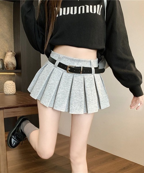 Lips(リップス)の「美脚見え×安心設計◎プリーツミニスカート風ショートパンツ(スカート・レディース・ブラック/グレー・FREE)」の10枚目の写真
