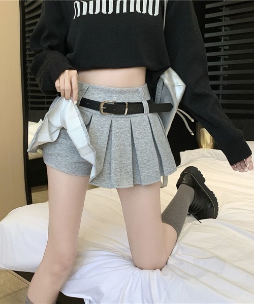 Lips(リップス)の「美脚見え×安心設計◎プリーツミニスカート風ショートパンツ(スカート・レディース・ブラック/グレー・FREE)」の9枚目の写真