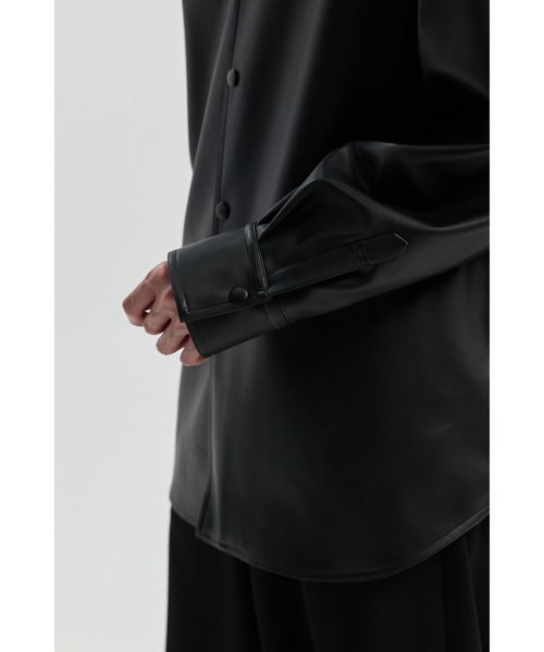 CINOH（チノ）の「SYNTHETIC LEATHER SHIRT（シャツ/ブラウス・メンズ・ブラック/ブラウン・46/44）」の4枚目の写真