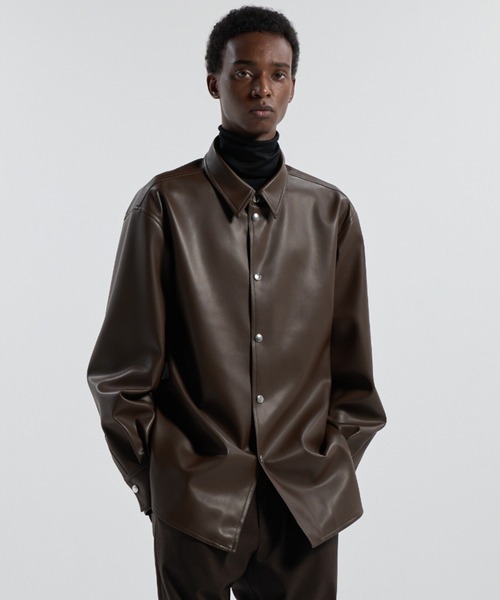 CINOH（チノ）の「SYNTHETIC LEATHER SHIRT（シャツ/ブラウス・メンズ・ブラック/ブラウン・46/44）」の6枚目の写真