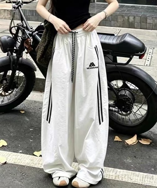Vipoa（ヴィポア）の「Nylon track pants（その他パンツ・レディース・ホワイト/グレー/ピンク/ネイビー/イエロー/ブラック/イエロー×ブラック/ピンク系その他・FREE）」の2枚目の写真