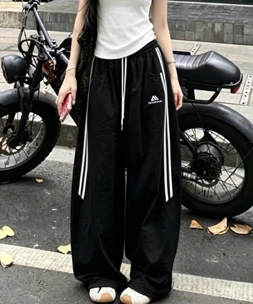 Vipoa（ヴィポア）の「Nylon track pants（その他パンツ・レディース・ホワイト/グレー/ピンク/ネイビー/イエロー/ブラック/イエロー×ブラック/ピンク系その他・FREE）」の3枚目の写真