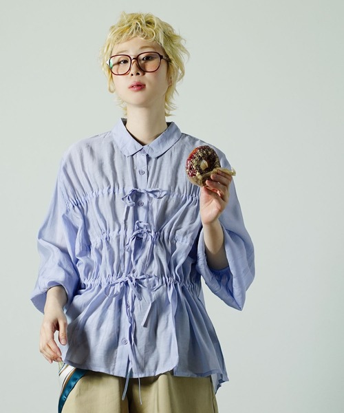 e-zakkamania stores（イーザッカマニアストアーズ）の「ドロストリボン シアーブラウス（シャツ/ブラウス・レディース・ブルー/チャコール・M-L）」の6枚目の写真