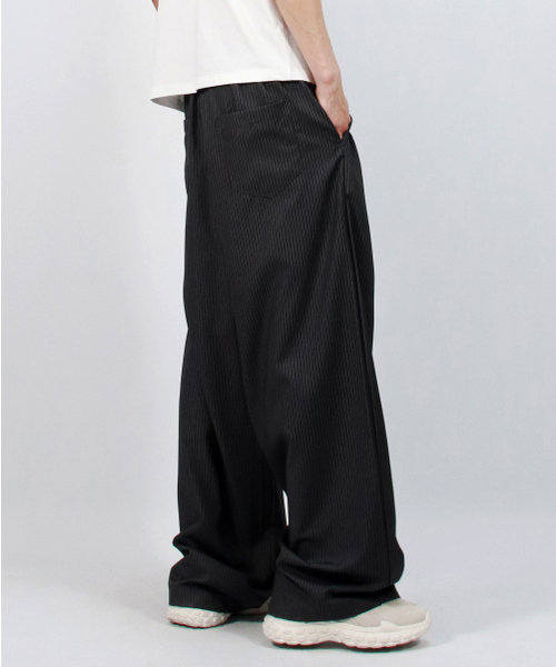 DEMARC（ドゥマーク）の「M Pin Stripe Slacks Semi-Wide One-Tuck Pants（スラックス・メンズ・チャコール・MEDIUM/LARGE）」の2枚目の写真