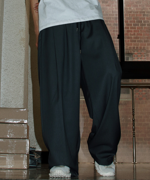 DEMARC（ドゥマーク）の「M Pin Stripe Slacks Semi-Wide One-Tuck Pants（スラックス・メンズ・チャコール・MEDIUM/LARGE）」の4枚目の写真