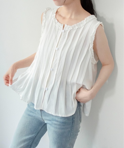 on:nue（オンニュ）の「【on:nue】 [着用動画あり！] ピンタックフリルノースリーブブラウス（シャツ/ブラウス・レディース・ブラック/ホワイト・FREE）」の2枚目の写真