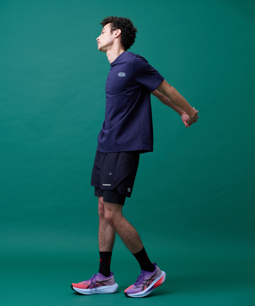 MENASOO(ミナス)の「Run Symbol Sorona T Shirt (Basic Fit)_Navy(Tシャツ/カットソー・レディース・ネイビー・S/L/2XL)」の6枚目の写真