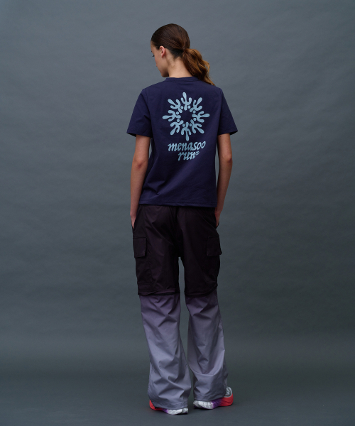 MENASOO(ミナス)の「Run Symbol Sorona T Shirt (Basic Fit)_Navy(Tシャツ/カットソー・レディース・ネイビー・S/L/2XL)」の13枚目の写真