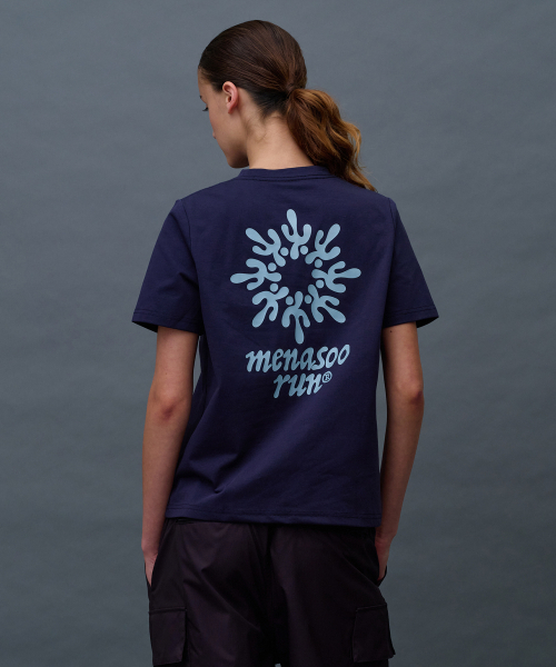 MENASOO(ミナス)の「Run Symbol Sorona T Shirt (Basic Fit)_Navy(Tシャツ/カットソー・レディース・ネイビー・S/L/2XL)」の16枚目の写真
