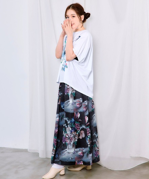 ScoLar（スカラー）の「ScoLar(スカラー) 水彩調 花蝶柄シルケットタッチプルオーバー（Tシャツ/カットソー・レディース・ブラック/オフホワイト/チャコールグレー・MEDIUM）」の5枚目の写真