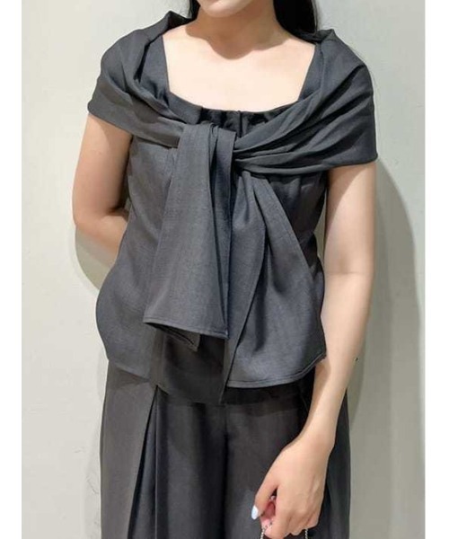 SNIDEL(スナイデル)の「【Washable/セットアップ対応】リボンノースリブラウス(シャツ/ブラウス・レディース・ベージュ/グレー・F)」の2枚目の写真