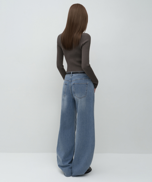 MUSINSA STANDARD WOMAN（ムシンサスタンダードウーマン）の「ウィメンズエッセンシャルカーブドデニムパンツ[ライトインディゴ]（デニムパンツ・レディース・その他・30/24/25/26/27/28/29）」の4枚目の写真