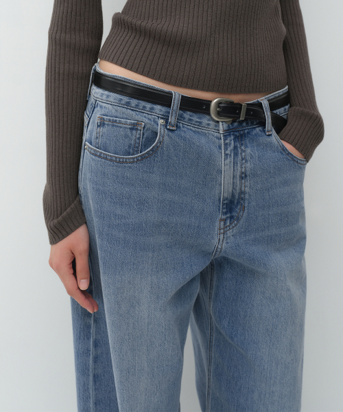 MUSINSA STANDARD WOMAN（ムシンサスタンダードウーマン）の「ウィメンズエッセンシャルカーブドデニムパンツ[ライトインディゴ]（デニムパンツ・レディース・その他・30/24/25/26/27/28/29）」の8枚目の写真