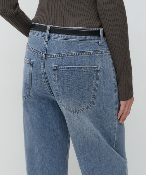 MUSINSA STANDARD WOMAN（ムシンサスタンダードウーマン）の「ウィメンズエッセンシャルカーブドデニムパンツ[ライトインディゴ]（デニムパンツ・レディース・その他・30/24/25/26/27/28/29）」の9枚目の写真