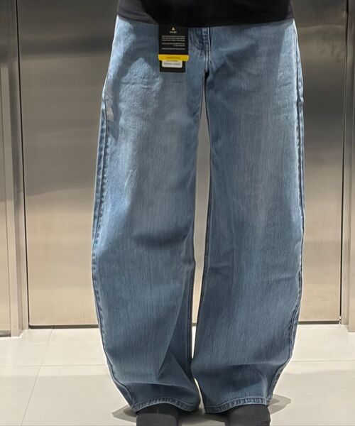 MUSINSA STANDARD WOMAN（ムシンサスタンダードウーマン）の「ウィメンズエッセンシャルカーブドデニムパンツ[ライトインディゴ]（デニムパンツ・レディース・その他・30/24/25/26/27/28/29）」の17枚目の写真