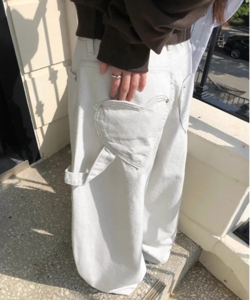 &soiree(アンドソワレ)の「バックハートポケットペインターデニムパンツ(デニムパンツ・レディース・ブラック/ホワイト・SMALL/MEDIUM/LARGE)」の3枚目の写真