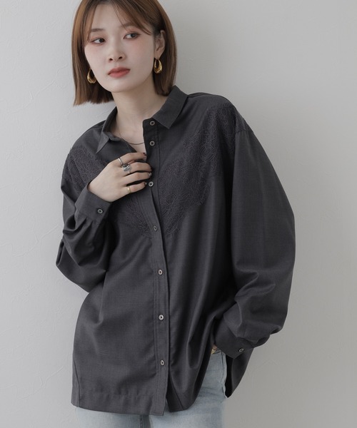 EGLANTINE(エグランティーヌ)の「EGLANTINE セットアップ対応 レースデザインブラウス 長袖(シャツ/ブラウス・レディース・チャコールグレー・38)」の1枚目の写真