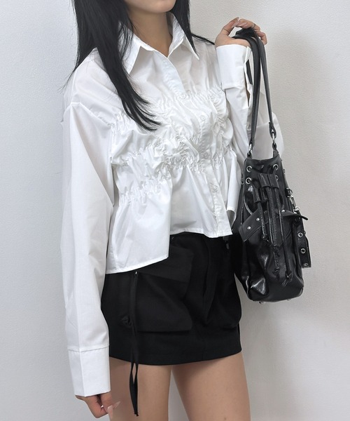 FOLLOWIN（フォロウィン）の「シャーリングギャザーディテールシェイプシャツ（シャツ/ブラウス・レディース・ブラック/ホワイト・FREE）」の21枚目の写真