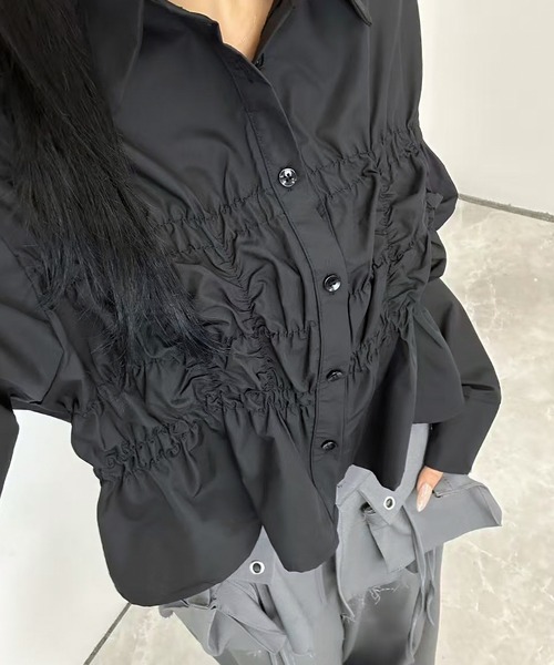 FOLLOWIN（フォロウィン）の「シャーリングギャザーディテールシェイプシャツ（シャツ/ブラウス・レディース・ブラック/ホワイト・FREE）」の17枚目の写真