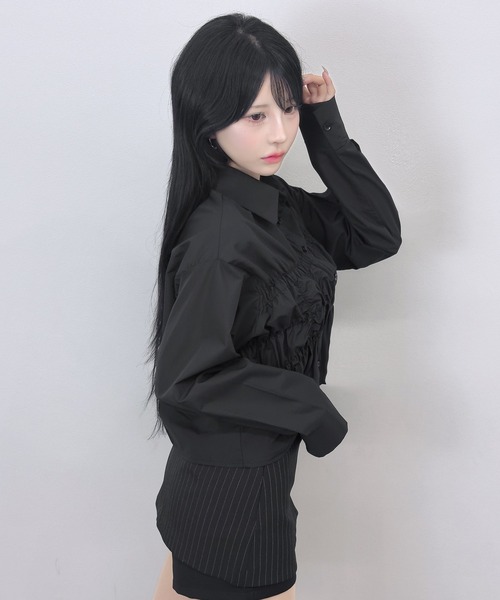 FOLLOWIN（フォロウィン）の「シャーリングギャザーディテールシェイプシャツ（シャツ/ブラウス・レディース・ブラック/ホワイト・FREE）」の9枚目の写真