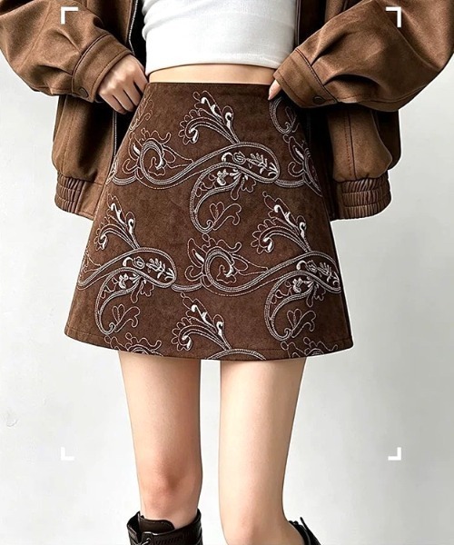 SHEENA(シーナ)の「ペイズリー刺繍フェイクスエードミニスカート(スカート・レディース・ブラック/キャメル/ブラウン・M)」の4枚目の写真
