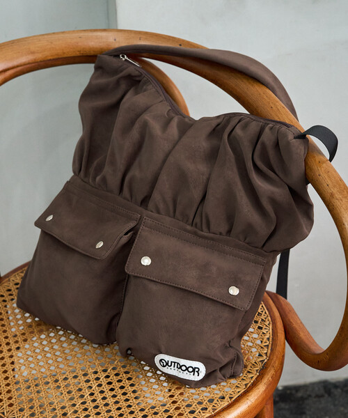 FREAK'S STORE(フリークスストア)の「限定展開 OUTDOOR PRODUCTS/アウトドアプロダクツ スウェード ポケット ショルダー バッグ(ショルダーバッグ・レディース・キャメル/ブラウン/ベージュ・ONE SIZE)」の2枚目の写真