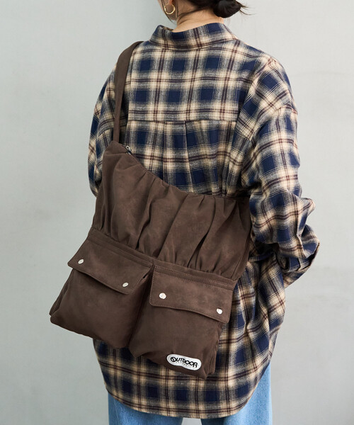 FREAK'S STORE(フリークスストア)の「限定展開 OUTDOOR PRODUCTS/アウトドアプロダクツ スウェード ポケット ショルダー バッグ(ショルダーバッグ・レディース・キャメル/ブラウン/ベージュ・ONE SIZE)」の6枚目の写真