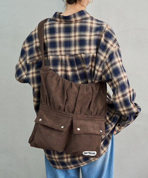 FREAK'S STORE(フリークスストア)の「限定展開 OUTDOOR PRODUCTS/アウトドアプロダクツ スウェード ポケット ショルダー バッグ(ショルダーバッグ・レディース・キャメル/ブラウン/ベージュ・ONE SIZE)」の7枚目の写真