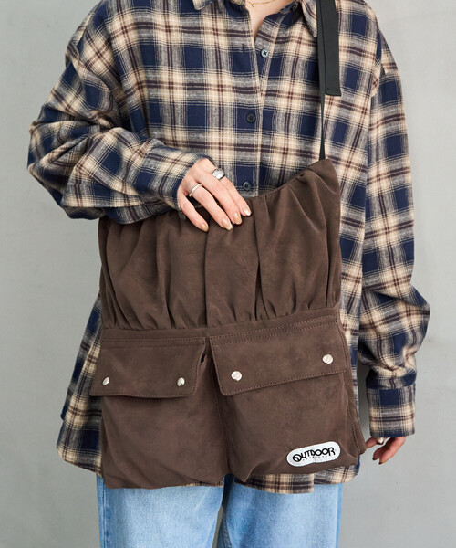 FREAK'S STORE(フリークスストア)の「限定展開 OUTDOOR PRODUCTS/アウトドアプロダクツ スウェード ポケット ショルダー バッグ(ショルダーバッグ・レディース・キャメル/ブラウン/ベージュ・ONE SIZE)」の8枚目の写真