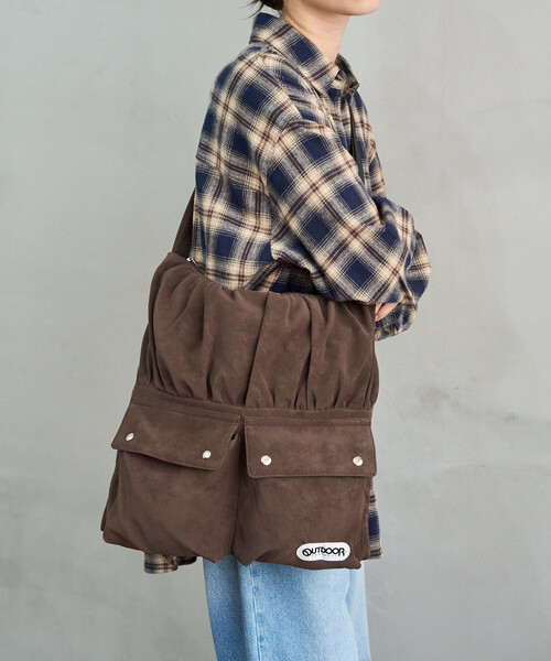 FREAK'S STORE(フリークスストア)の「限定展開 OUTDOOR PRODUCTS/アウトドアプロダクツ スウェード ポケット ショルダー バッグ(ショルダーバッグ・レディース・キャメル/ブラウン/ベージュ・ONE SIZE)」の9枚目の写真
