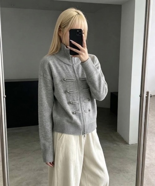 SHEPP(シープ)の「ナポレオンデザイン スタンドカラー ニットジャケット(ニット/セーター・レディース・ブルー/ホワイト/ブラック/グレー/ブラウン・F)」の4枚目の写真