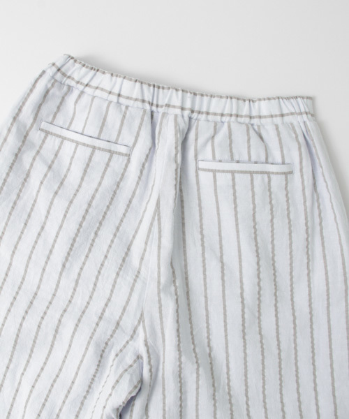 URBAN RESEARCH(アーバンリサーチ)の「UR ストライプイージーワイドパンツ(その他パンツ・レディース・サックスブルー/オフホワイト・FREE)」の4枚目の写真
