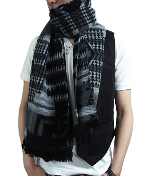 ８(eight)（エイト）の「エスニック調 ロングマフラー 大判 ストール（マフラー・メンズ・ブラック/レッド/ピンク/グレー・FREE）」の2枚目の写真