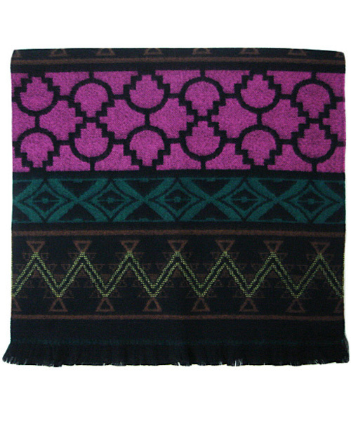 ８(eight)（エイト）の「エスニック調 ロングマフラー 大判 ストール（マフラー・メンズ・ブラック/レッド/ピンク/グレー・FREE）」の7枚目の写真