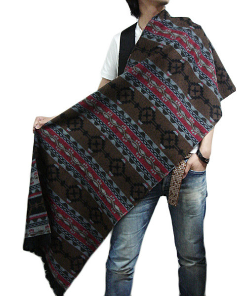 ８(eight)（エイト）の「エスニック調 ロングマフラー 大判 ストール（マフラー・メンズ・ブラック/レッド/ピンク/グレー・FREE）」の9枚目の写真