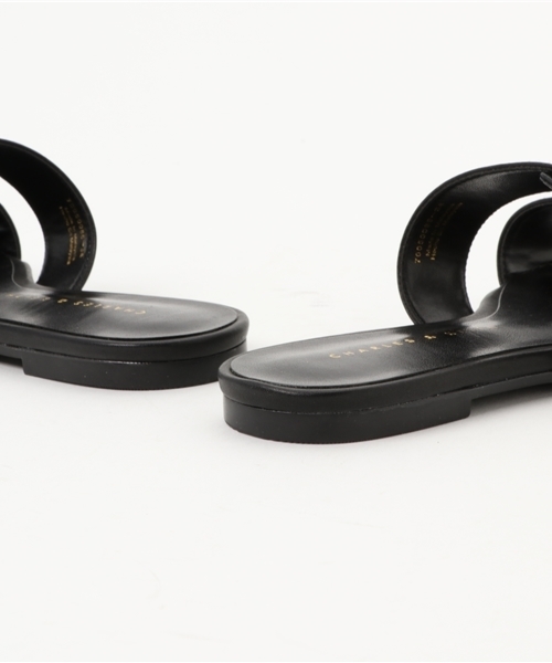 CHARLES & KEITH(チャールズ & キース)の「ダブルストラップフラット / DOUBLE-STRAP FLATS(サンダル・レディース・ゴールド/ブラック/ライトブラウン・24cm/23.5cm/22cm/24.5cm/23cm/22.5cm)」の8枚目の写真