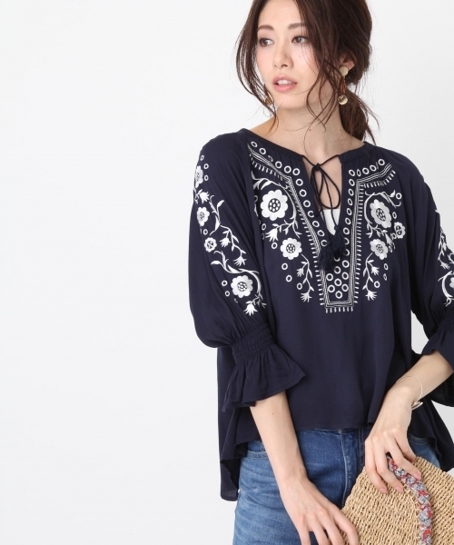 Andemiu（アンデミュウ）の「シシュウカフタンブラウス759597（シャツ/ブラウス・レディース・ホワイト/ネイビー・FREE）」の2枚目の写真