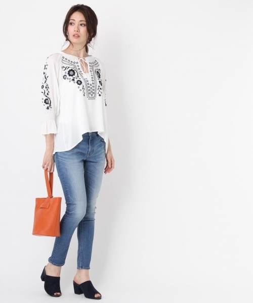 Andemiu（アンデミュウ）の「シシュウカフタンブラウス759597（シャツ/ブラウス・レディース・ホワイト/ネイビー・FREE）」の4枚目の写真