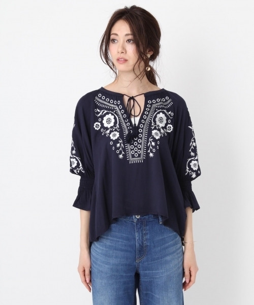 Andemiu（アンデミュウ）の「シシュウカフタンブラウス759597（シャツ/ブラウス・レディース・ホワイト/ネイビー・FREE）」の5枚目の写真