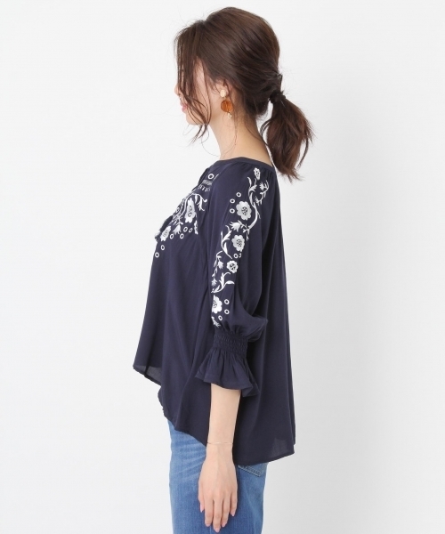 Andemiu（アンデミュウ）の「シシュウカフタンブラウス759597（シャツ/ブラウス・レディース・ホワイト/ネイビー・FREE）」の6枚目の写真