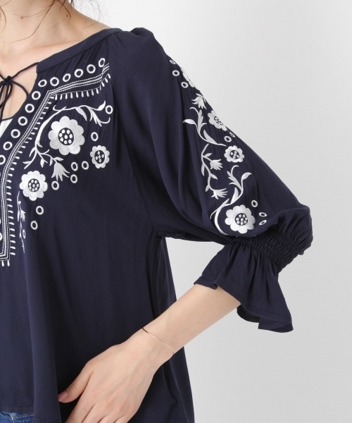 Andemiu（アンデミュウ）の「シシュウカフタンブラウス759597（シャツ/ブラウス・レディース・ホワイト/ネイビー・FREE）」の9枚目の写真