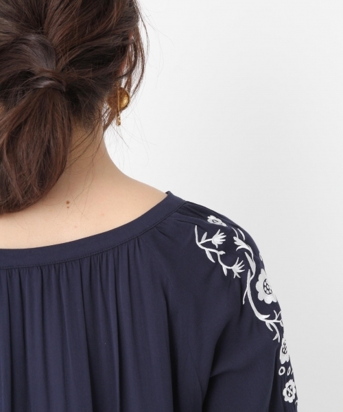 Andemiu（アンデミュウ）の「シシュウカフタンブラウス759597（シャツ/ブラウス・レディース・ホワイト/ネイビー・FREE）」の11枚目の写真