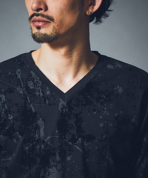 5351 POUR LES HOMMES(ゴーサンゴーイチプールオム)の「ランダムドットプリントVネックカットソー(Tシャツ/カットソー・メンズ・ブラック/ホワイト/インディゴブルー・44/46/48)」の7枚目の写真